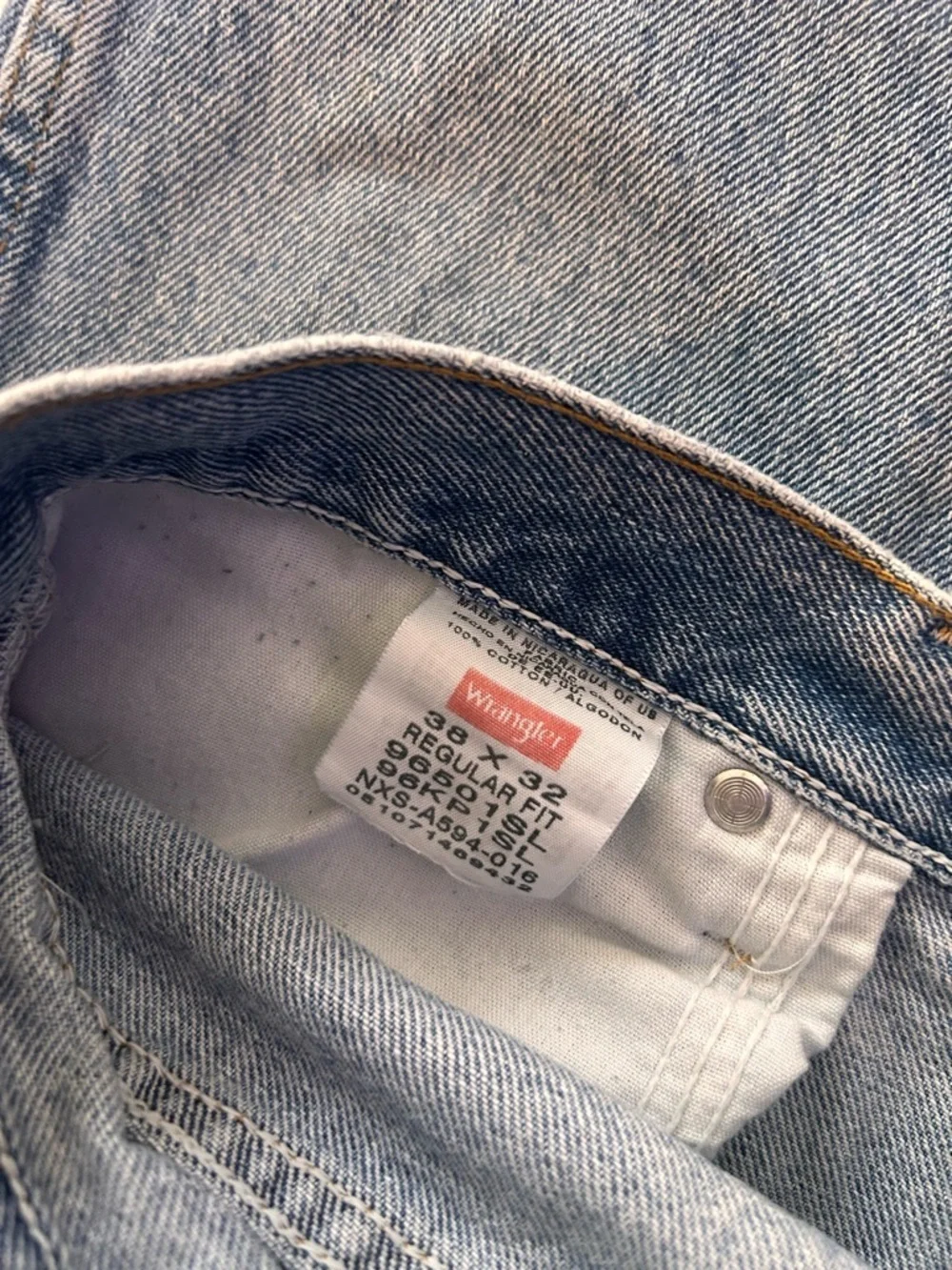 Wrangler Men's Straight Light Blue Denim Jeans. Size 38x42